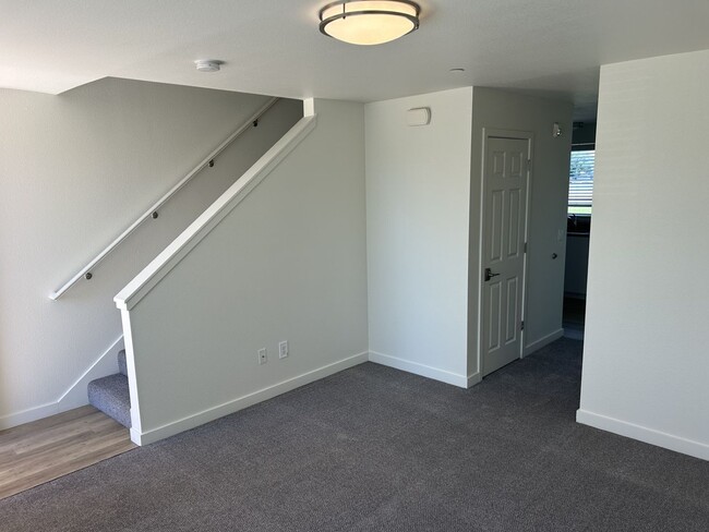 Foto del edificio - Spacious 2 Bed, 1.5 Bath, 900 Square Foot Apartment with Air Conditioning.