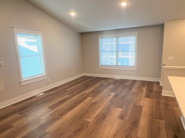 Foto del edificio - 3 BED / 3 BATH TOWNHOME WITH GARAGE