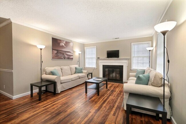 Building Photo - Large 3BR/1BA East Savannah House For Rent