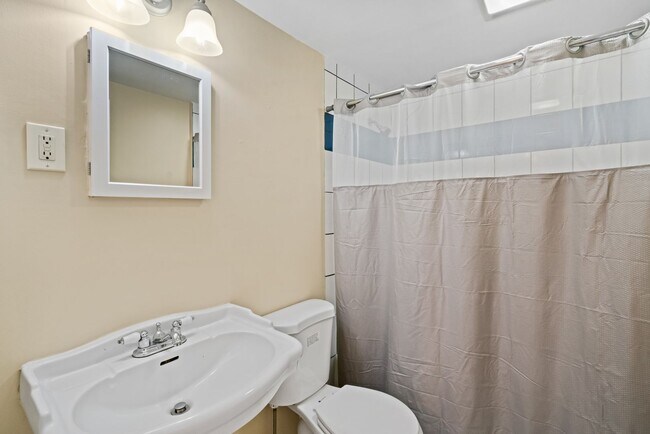 Building Photo - SCORE 50% OFF 1ST MONTH'S RENT IF SIGNED BY DEC 5! Cozy 3 Bedroom home in McKees Rocks available ...