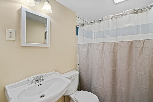 Foto del edificio - SCORE 50% OFF 1ST MONTH'S RENT IF SIGNED BY DEC 5! Cozy 3 Bedroom home in McKees Rocks available ...