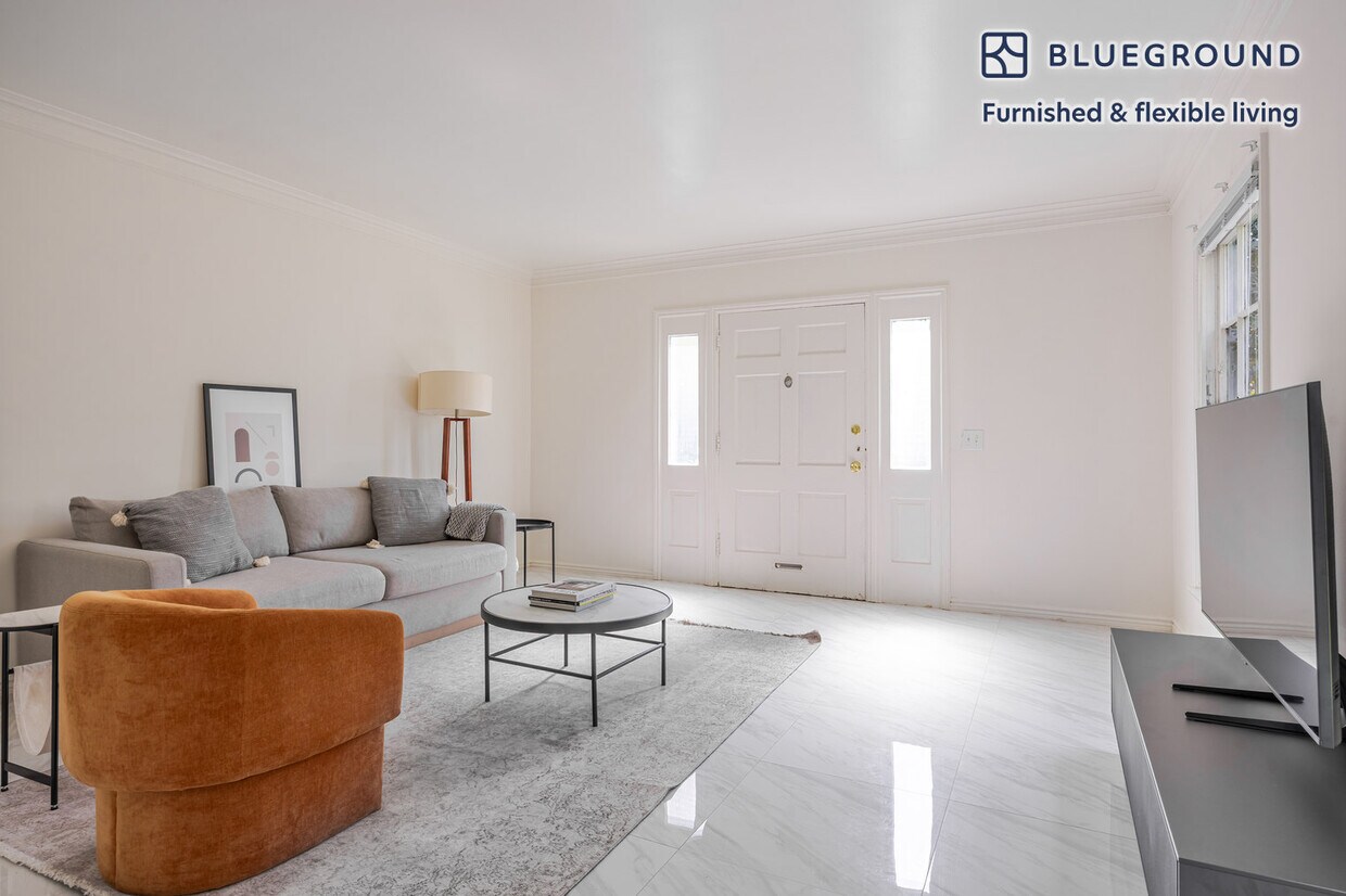 Foto principal - 136 S Roxbury Dr