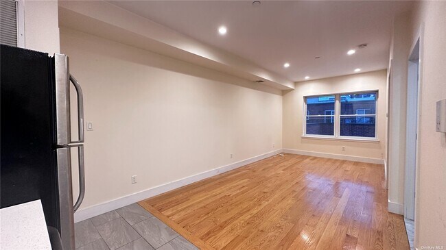 Foto del edificio - 42-18 Bell Blvd