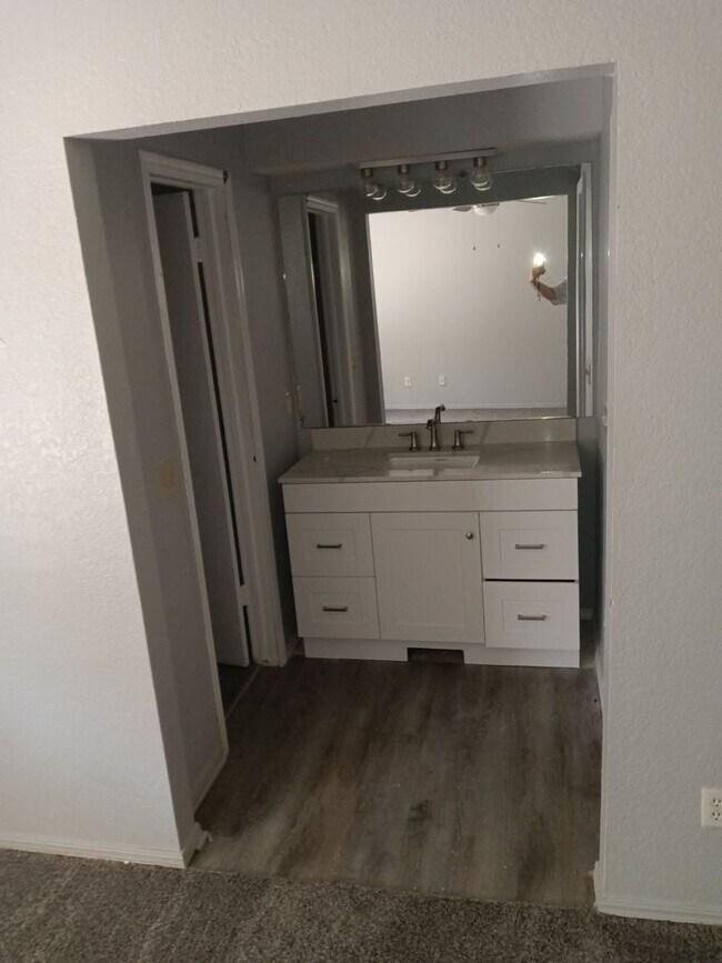 Foto del edificio - 9914 Larkspur Ln