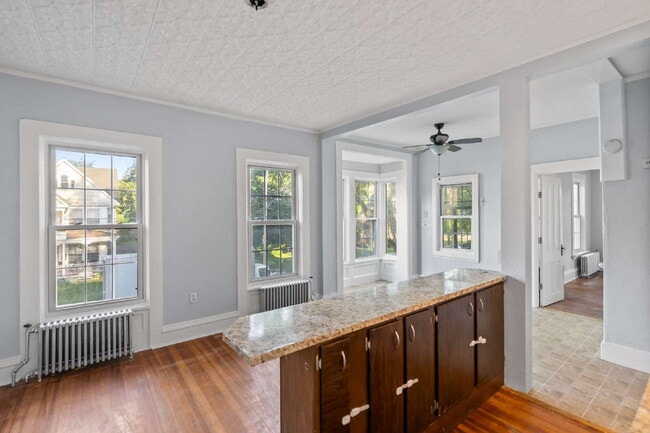 Building Photo - "Charming 1-Bedroom Retreat in the Heart o...