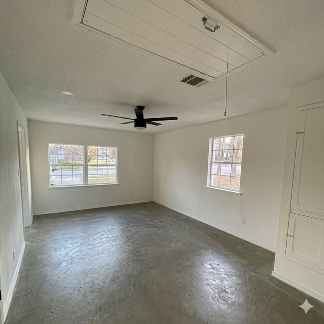 Building Photo - 2100 Rosemary Ln