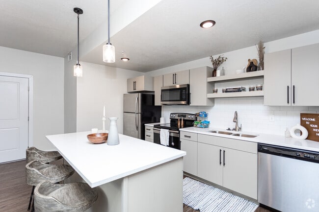 2BR, 2BA - 1,048SF - Kitchen - Altair at Riverwalk