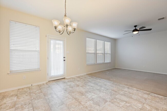 Foto del edificio - Modern Comfort Meets Texas Charm in Manor