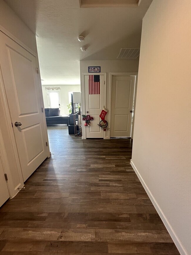 Building Photo - ONE MONTH FREE RENT W/2 YR LEASE 3 BEDROOM...