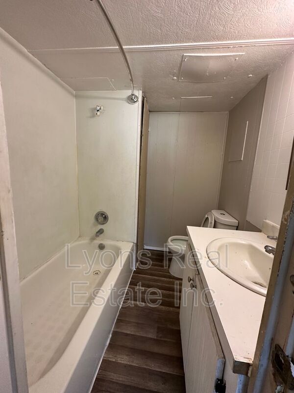 Building Photo - 8086 Heck Dr