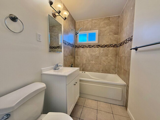 Building Photo - 3 bedroom house in Santee with Large yard,...