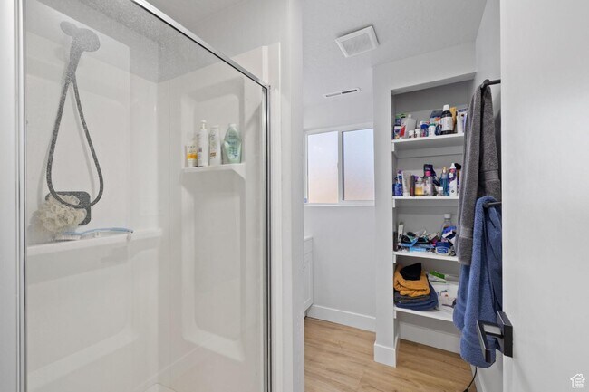 Foto del edificio - 5210 Woodledge Ave