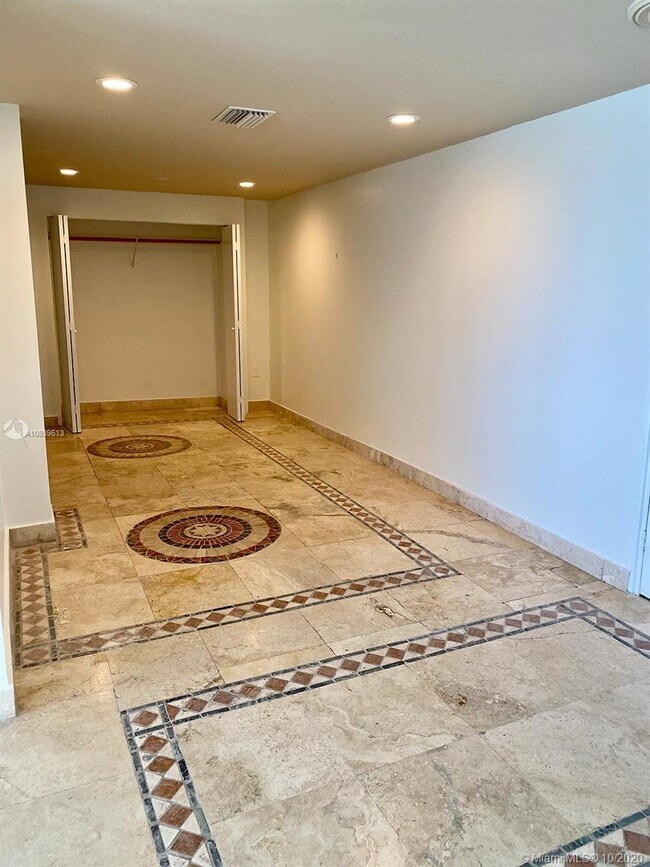 Foto del edificio - 10245 Collins Ave