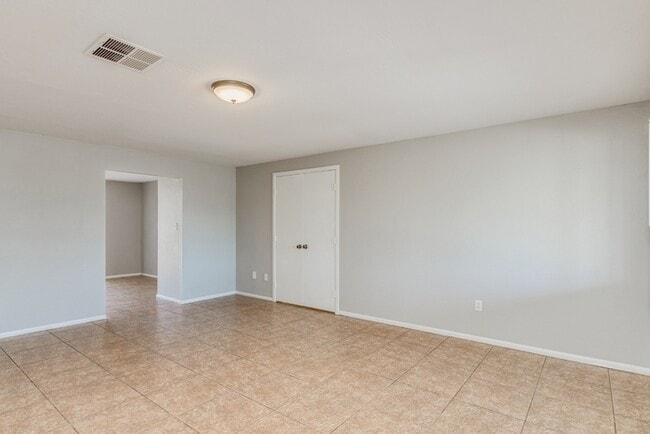 Building Photo - Spacious 4 Bed / 2 Bath Home in Phoenix – Move-In Ready!