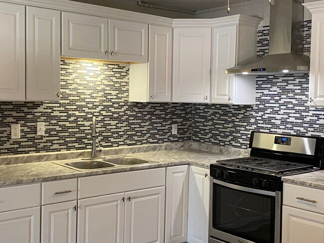 Building Photo - Recently renovated 3 bedroom, 2 bath home ...