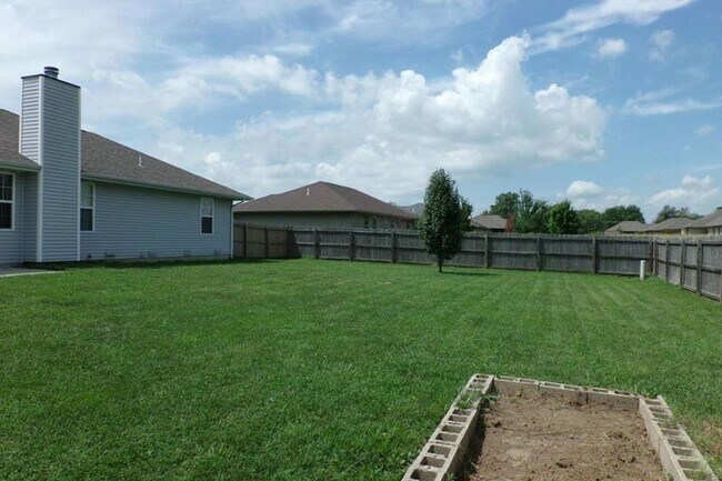 Building Photo - 3 BEDROOM 2 BATH HOUSE WITH 2 CAR GARAGE