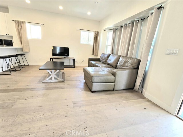 Foto del edificio - 1225 W 41st St
