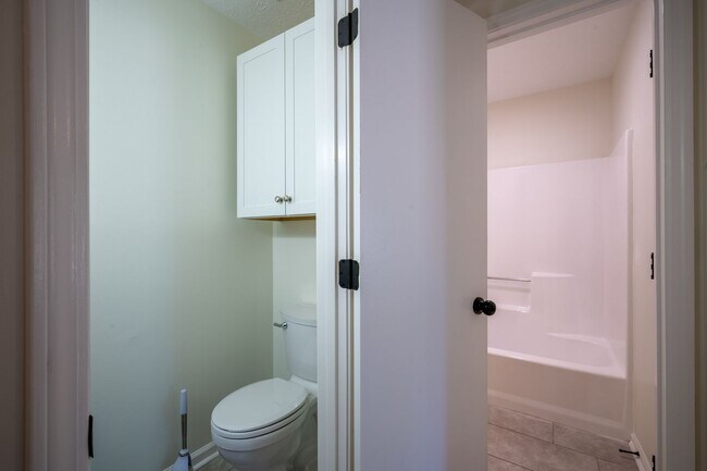 Foto del edificio - 2 Bed, 2 Bath Renovated Townhouse – Single-Level Living – $1,775/month
