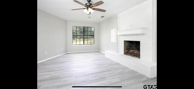 Building Photo - 17928 W Lakeview Dr