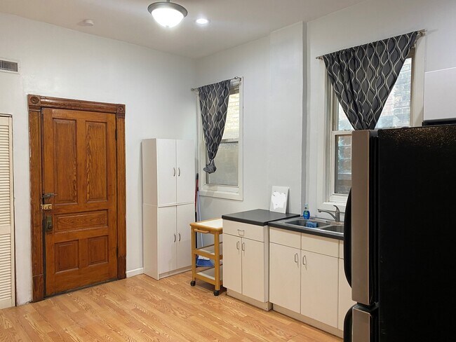 Building Photo - 3602 W Wrightwood Ave