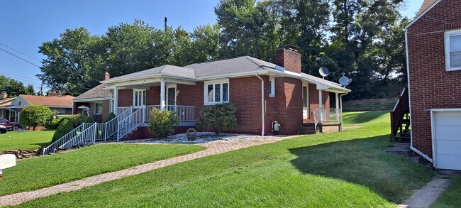 Front porch to relax - 259 Bethel Rd