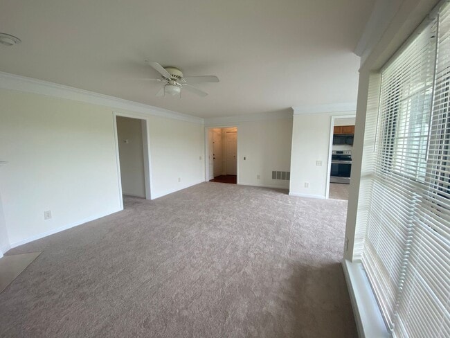 Building Photo - Sun-filled 2 Bed 2 Bath Condo In Sought Af...