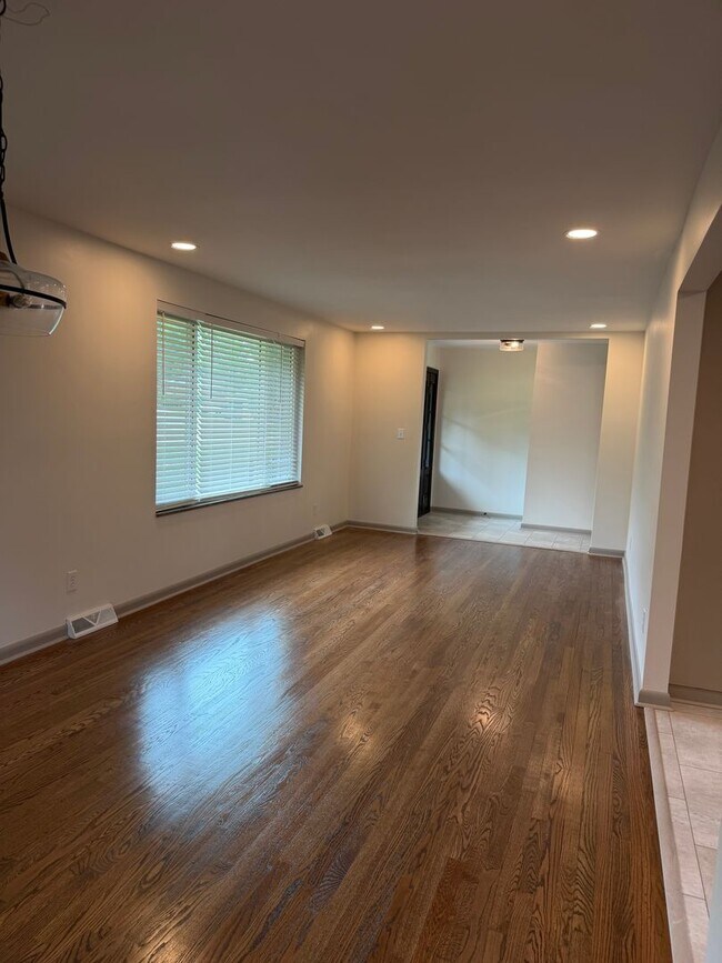 Building Photo - Knoxville 37923 - 3 bedroom 2 bath home located in heart of West Knoxville with separate 1 bedroo...