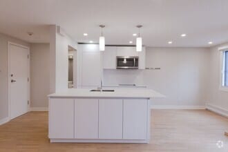 Building Photo - 1525 Av. Victoria