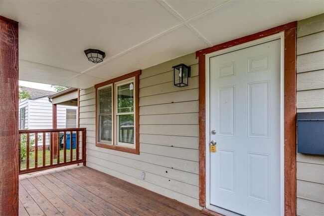 Building Photo - 516 E Rickenbacker Dr