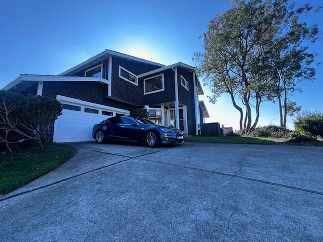 Building Photo - 2221 Pinehurst Way