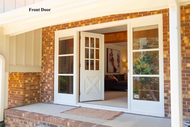 Entrada principal - 2117 N Lakeshore Dr