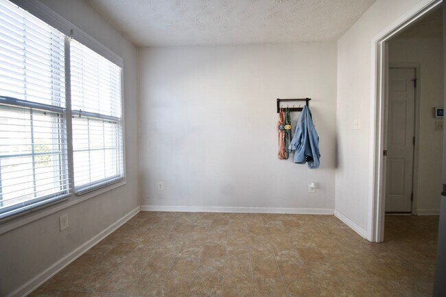 Foto del edificio - 4 Bedroom 2 Bathroom, Small Pets Considered