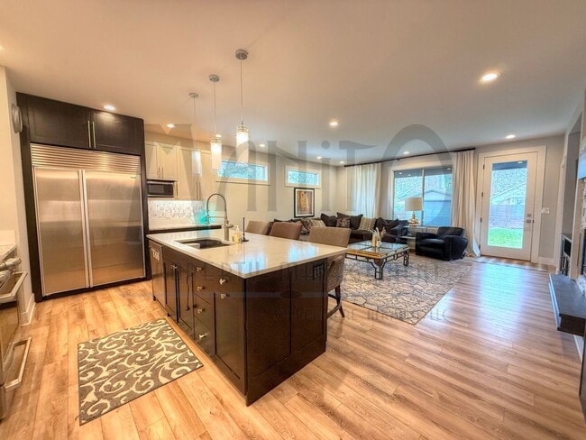 Building Photo - Spacious South Hill Home