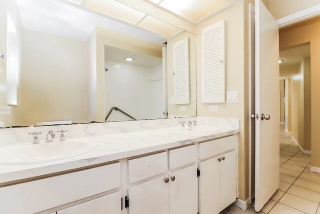 Building Photo - 2997 Farnham Way