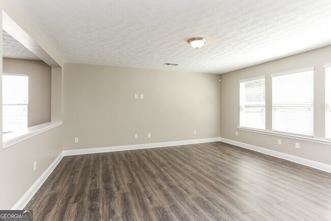 Building Photo - 2210 Valley Creek Dr