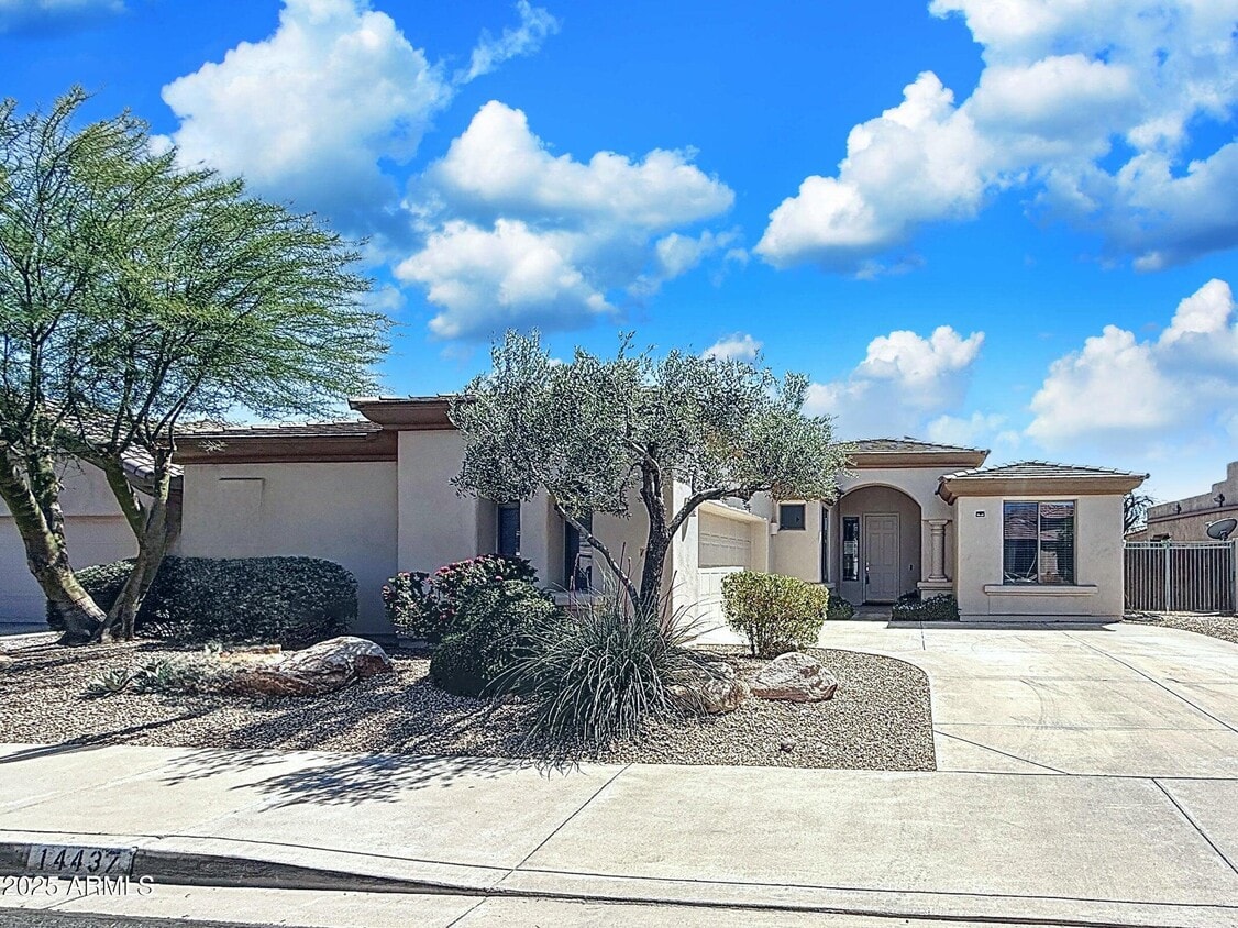Foto principal - 14437 W Lexington Ave