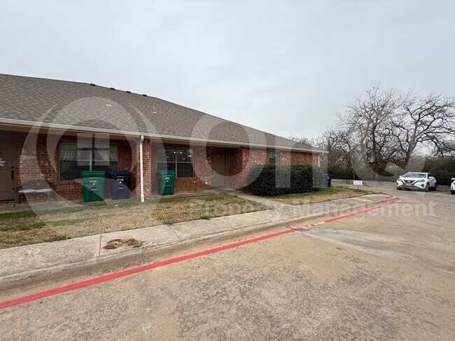 Building Photo - 2331 N Elm St