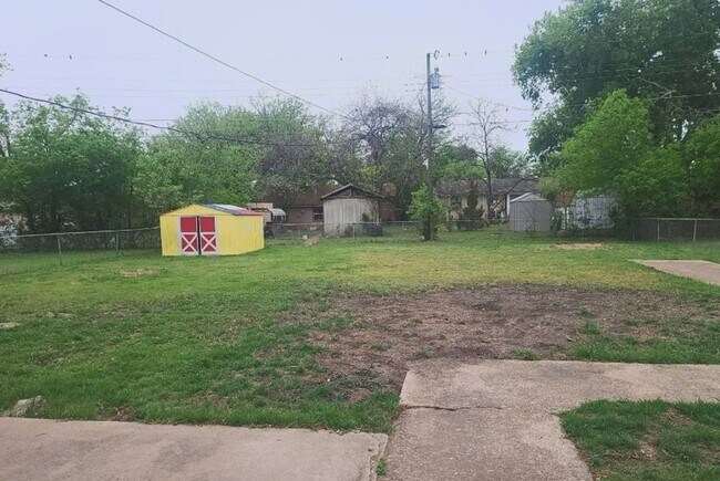 Foto del edificio - Cute 3 bed 1 bath home with garage