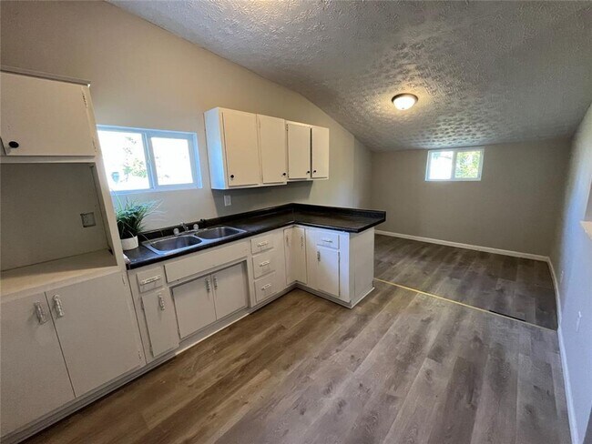 Foto del edificio - 3 Bedroom and 1 Bath