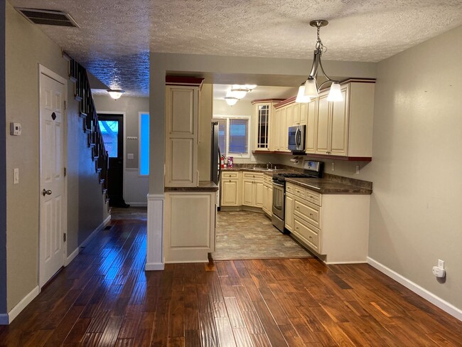 Building Photo - 3 Bedroom, 2.5 Bath Townhouse off Johns Ro...