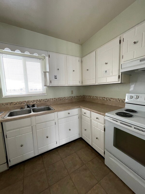 Building Photo - 405-405 E Stardust Dr