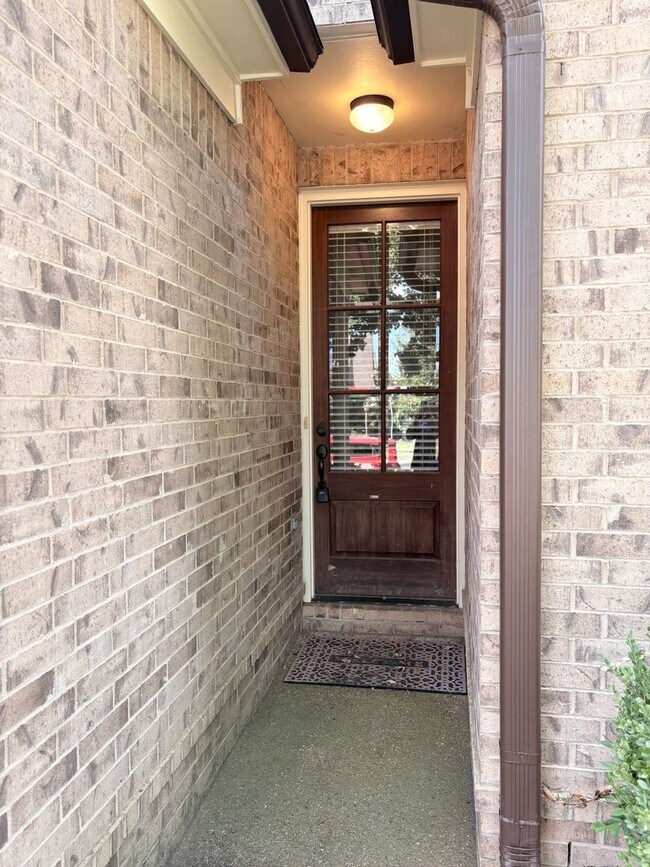 Foto del edificio - 1457 Lagrange Crest Rd