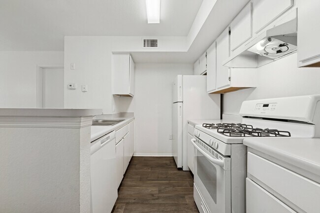 Foto del edificio - Glen Oaks Apartments