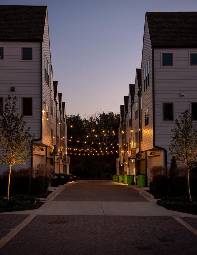 Foto del edificio - Stunning End Unit 2 bedroom 2 bath East Nashville Townhome with garage