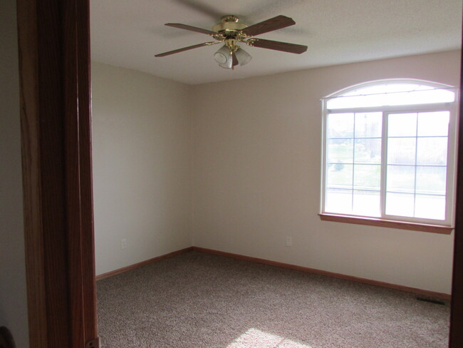 Foto del edificio - **APPLICATION PENDING** 4 BEDROOM | 2 BATH...