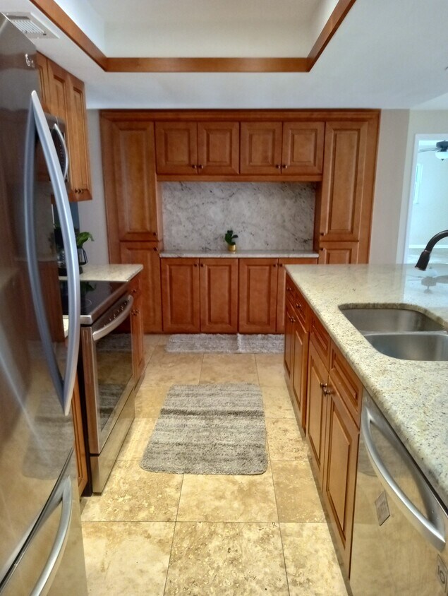 Foto principal - 10199 Imperial Point Dr W