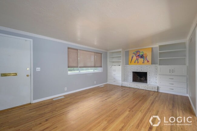Building Photo - Stunning Single Family Home In Excellent L...