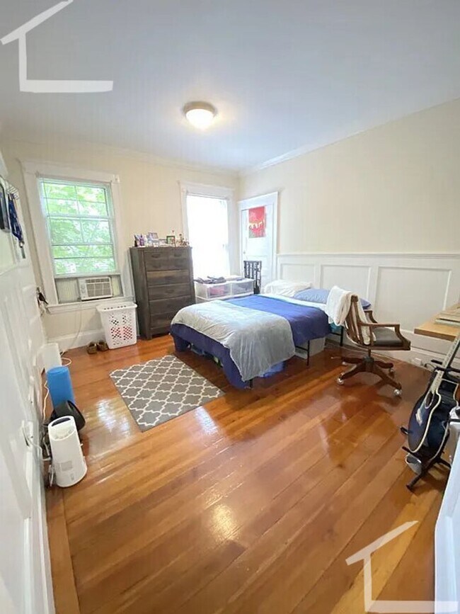 Foto del edificio - MASSIVE 3 bed 1 bath in Allston....