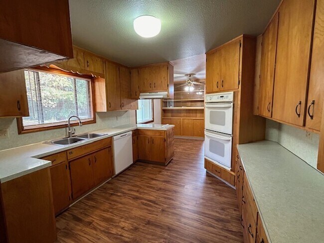 Foto del edificio - Home available in quiet downtown neighborhood