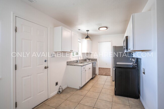 Building Photo - 2045 S State St